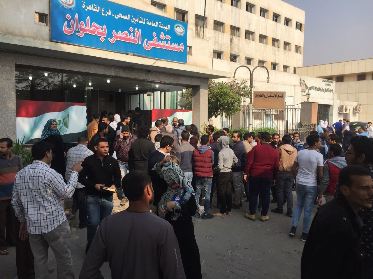 توافد المواطنين على مستشفى النصر بحلوان (3)