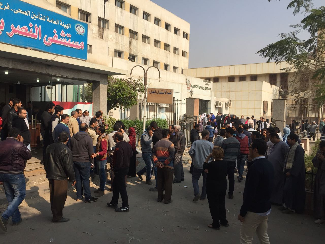 توافد المواطنين على مستشفى النصر بحلوان (8)