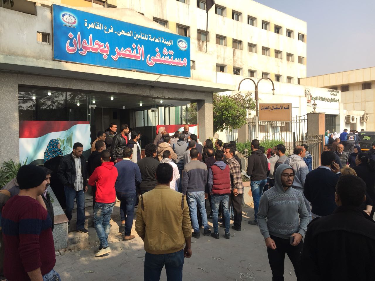 توافد المواطنين على مستشفى النصر بحلوان (4)