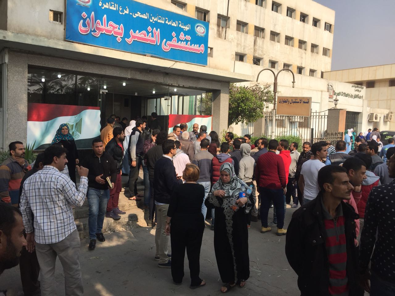 توافد المواطنين على مستشفى النصر بحلوان (2)
