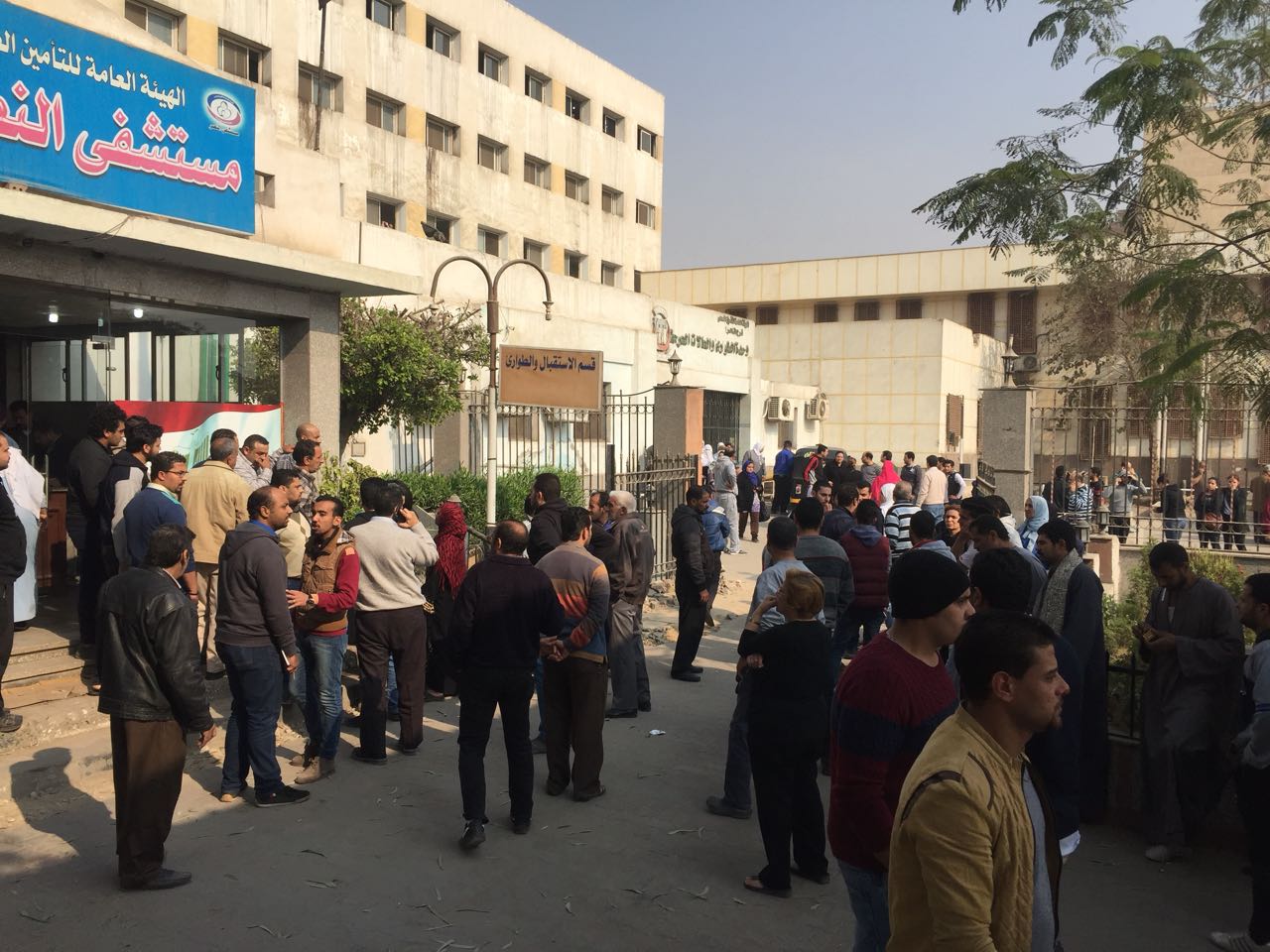 توافد المواطنين على مستشفى النصر بحلوان (1)