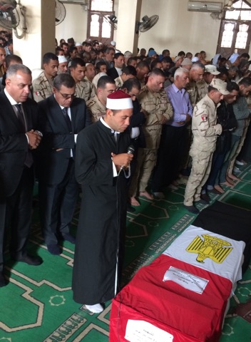 محافظ الفيوم ومدير الأمن يشيعان جنازة شهيد العريش (1)