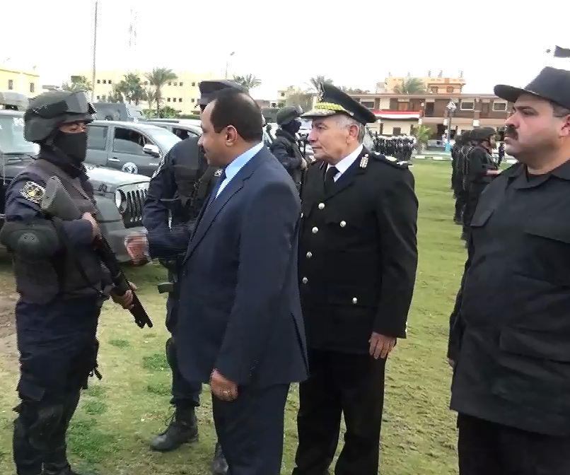 مدير أمن الإسكندرية مع رجال الشرطة