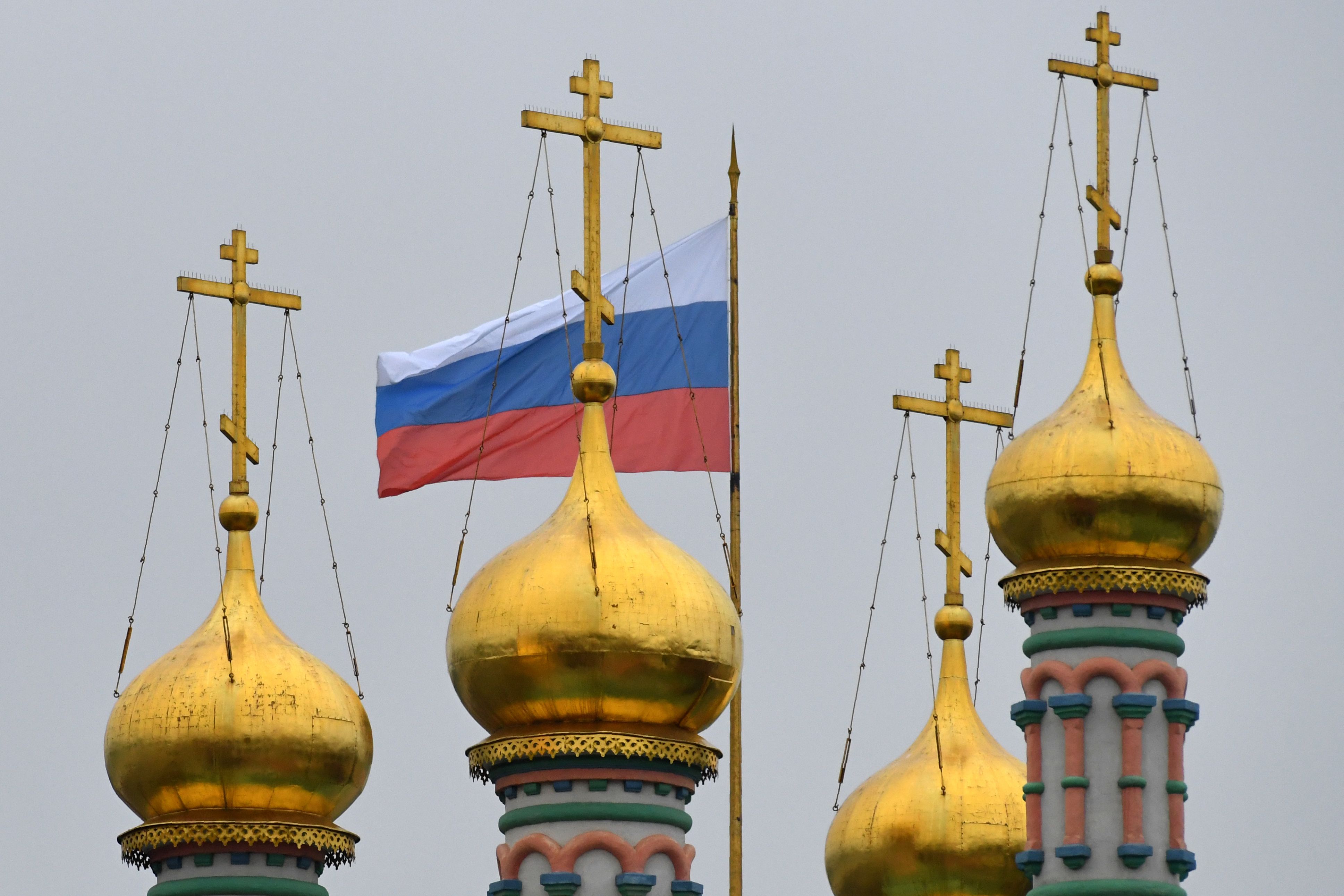 العلم الروسى يرفرف وسط الصلبان