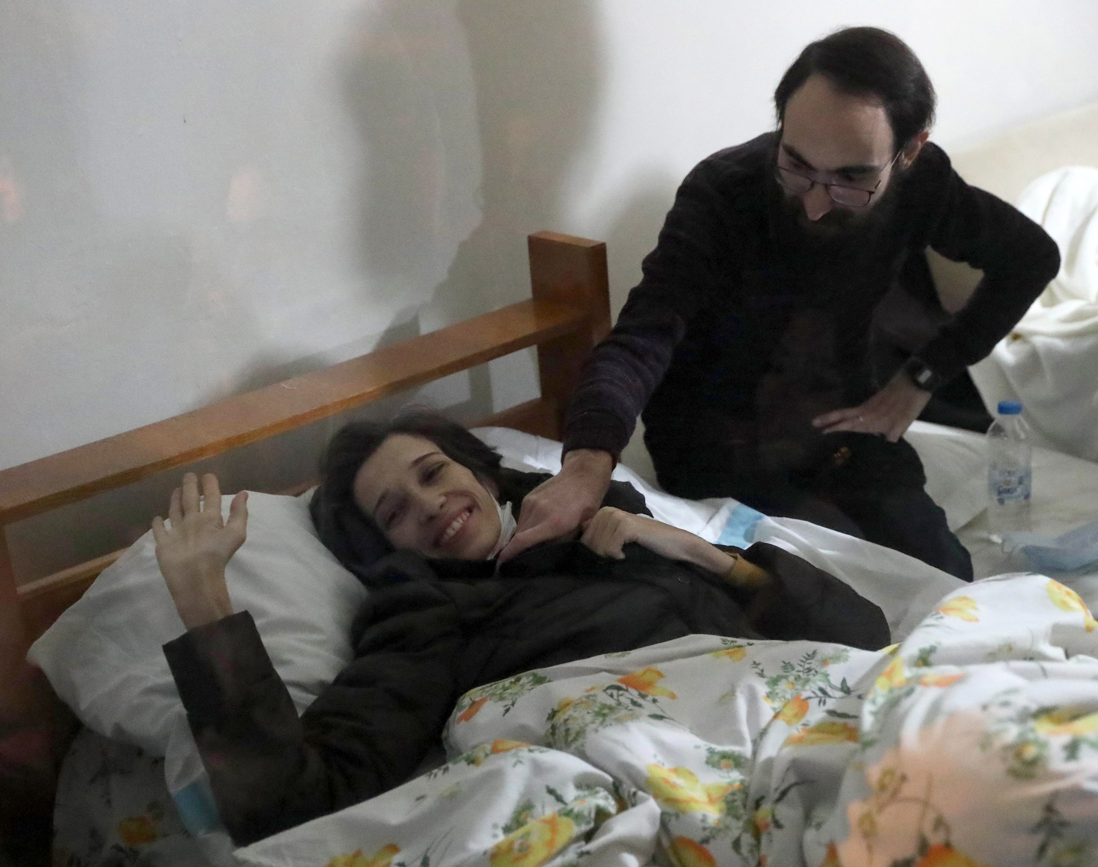 نوريا جولمن التى افرجت عنها محكمة تركية  على السرير بسبب اضرابها عن الطعام
