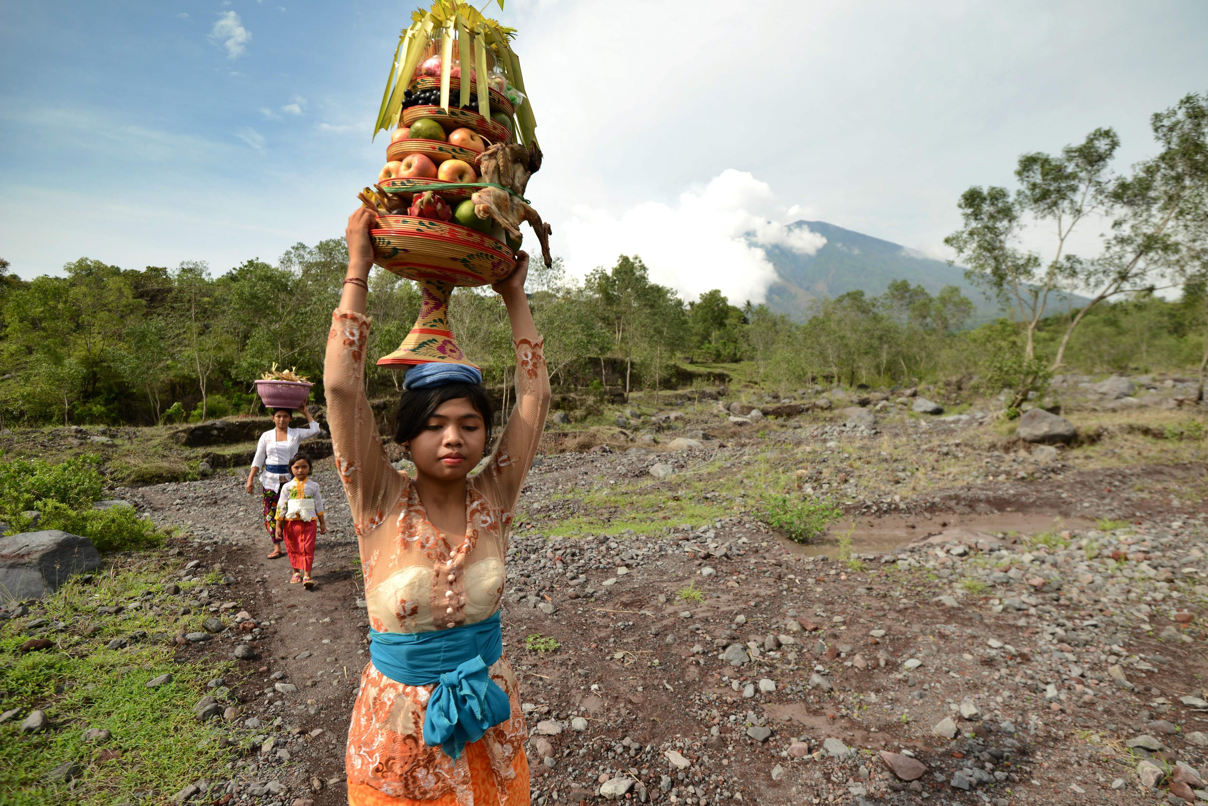 قبائل الهندوس فى إندونيسيا تحمل قرابين أثناء توجهها للمعابد