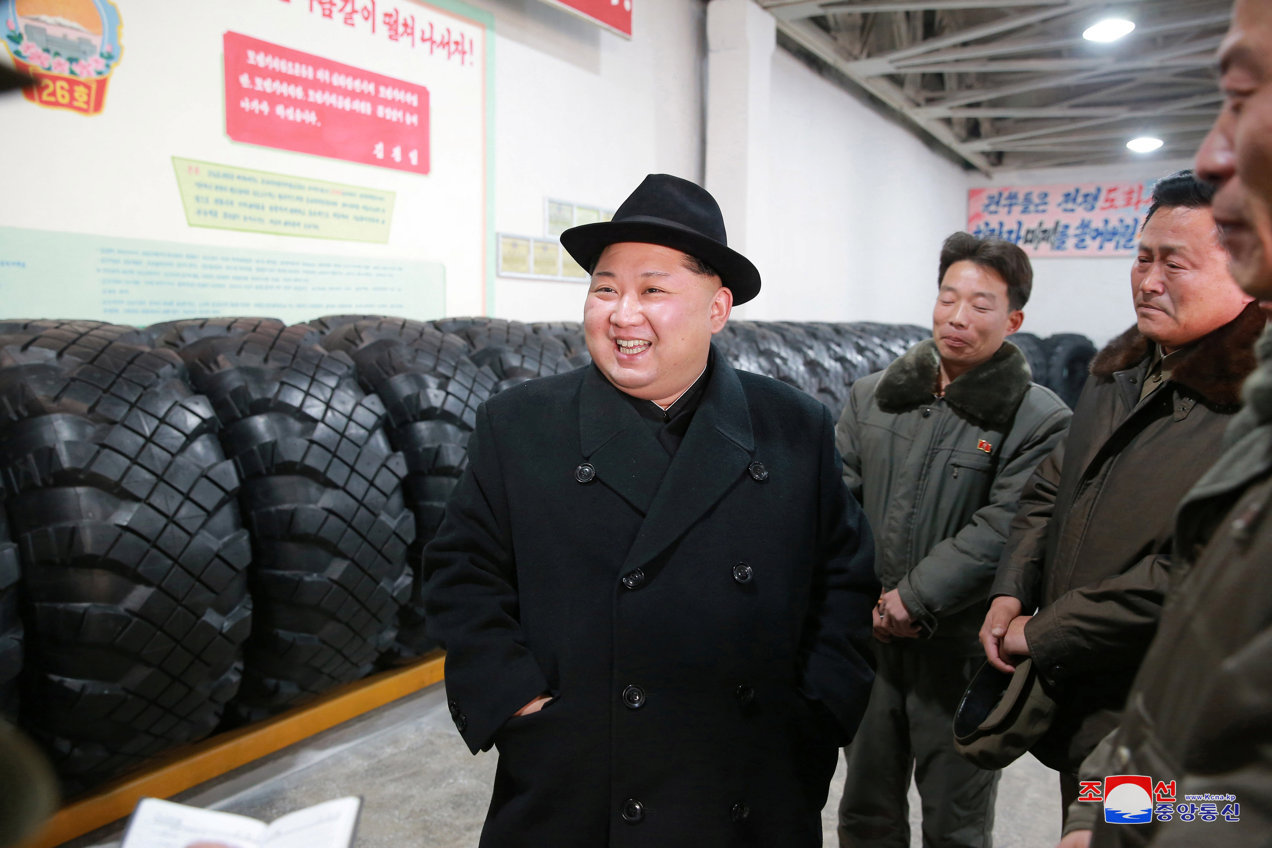 زعيم كوريا الشمالية يزور مصنع تصنيع إطارات
