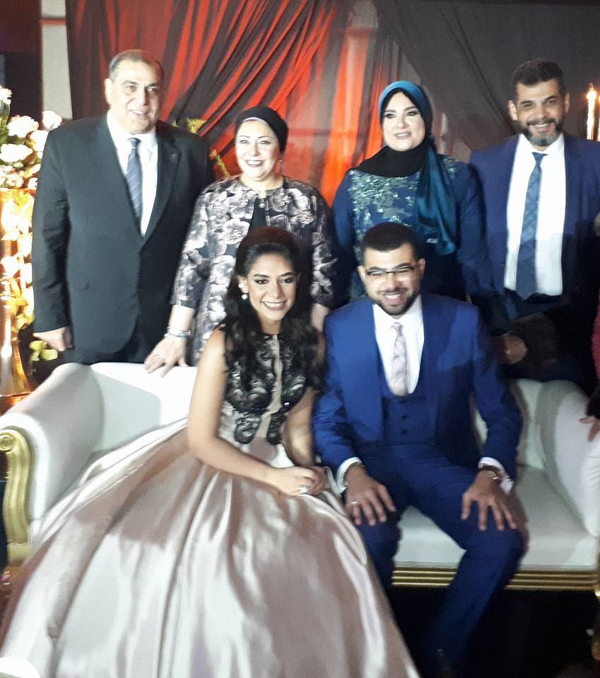 4 العروسان وعدد من الأقارب