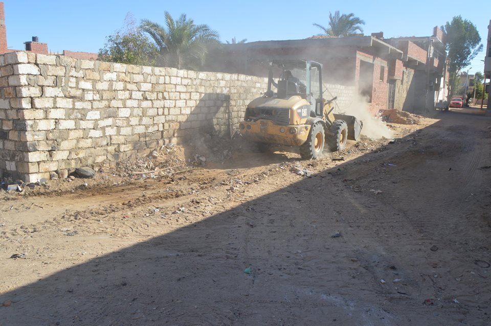حملات نظافة وصيانة محطات مياه شرب بأحياء مركز الخارجة (4)