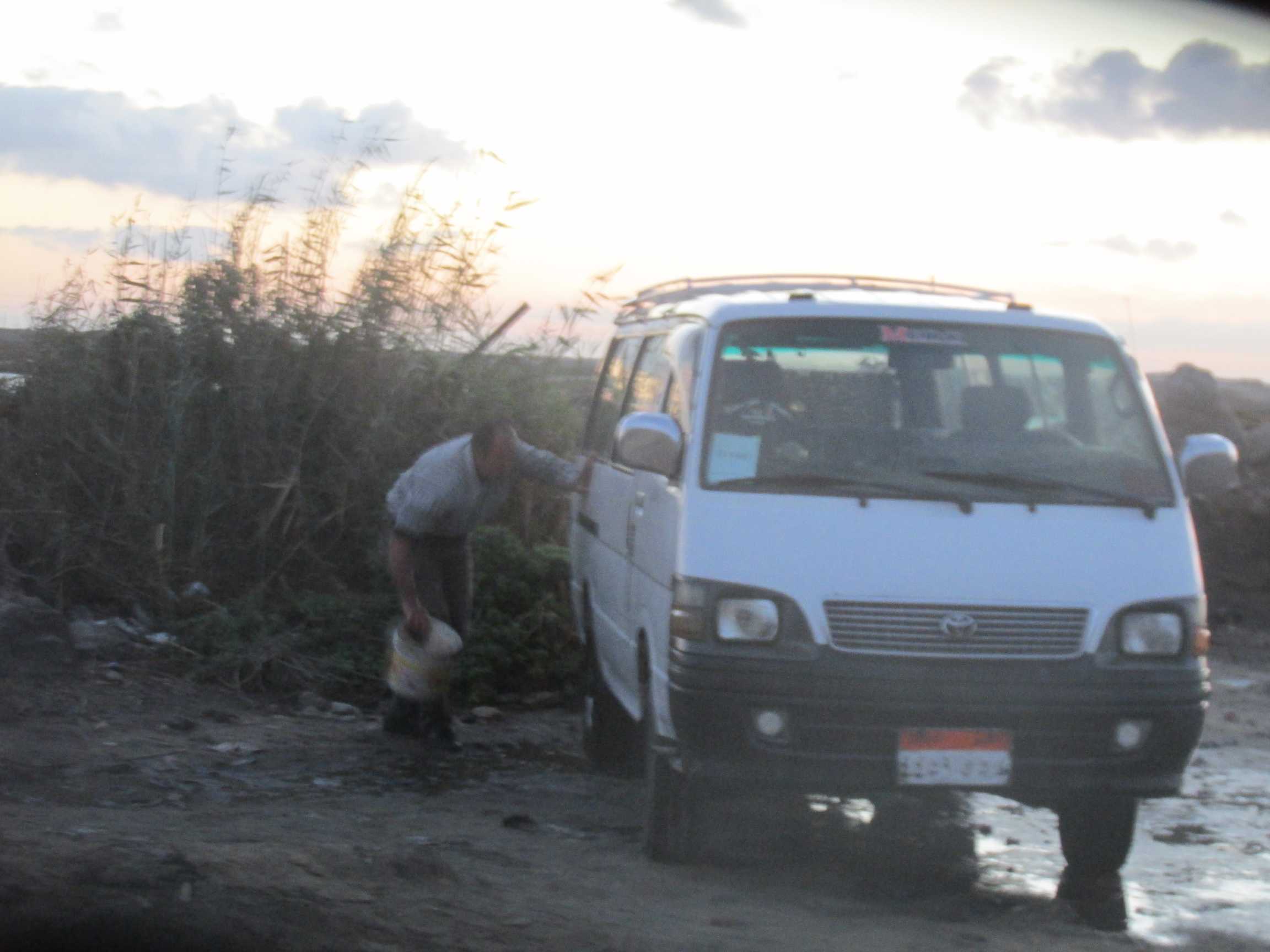  سائق ميكروباص يقوم بغسيل سيارته من خط مياه الشرب بلا رقيب2
