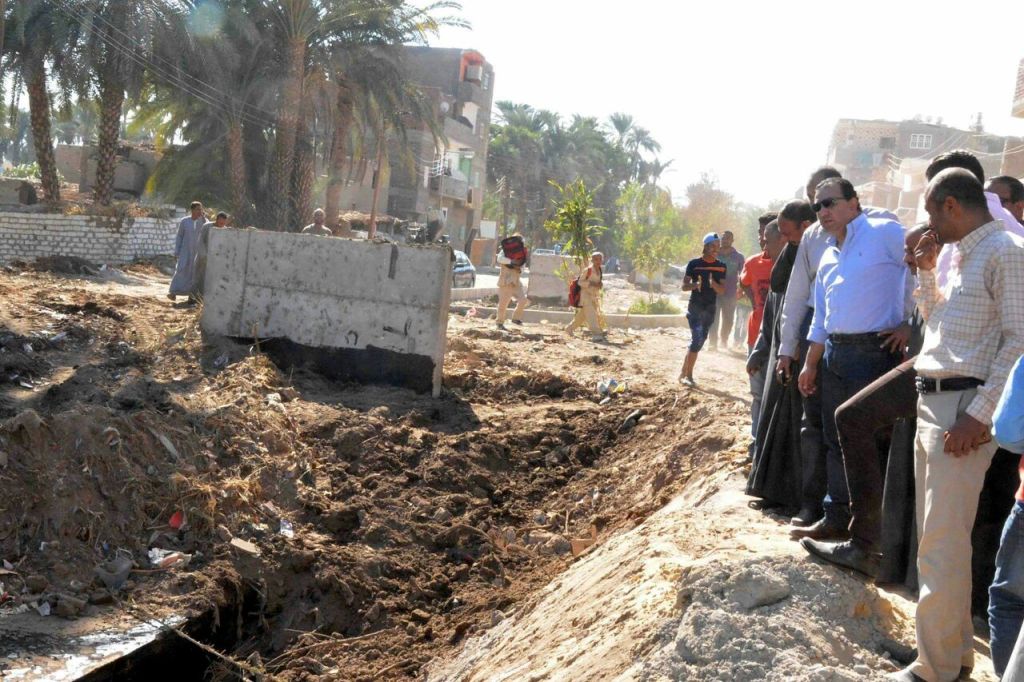              جانب من جولات المحافظ علي مشروعات المدن والقري