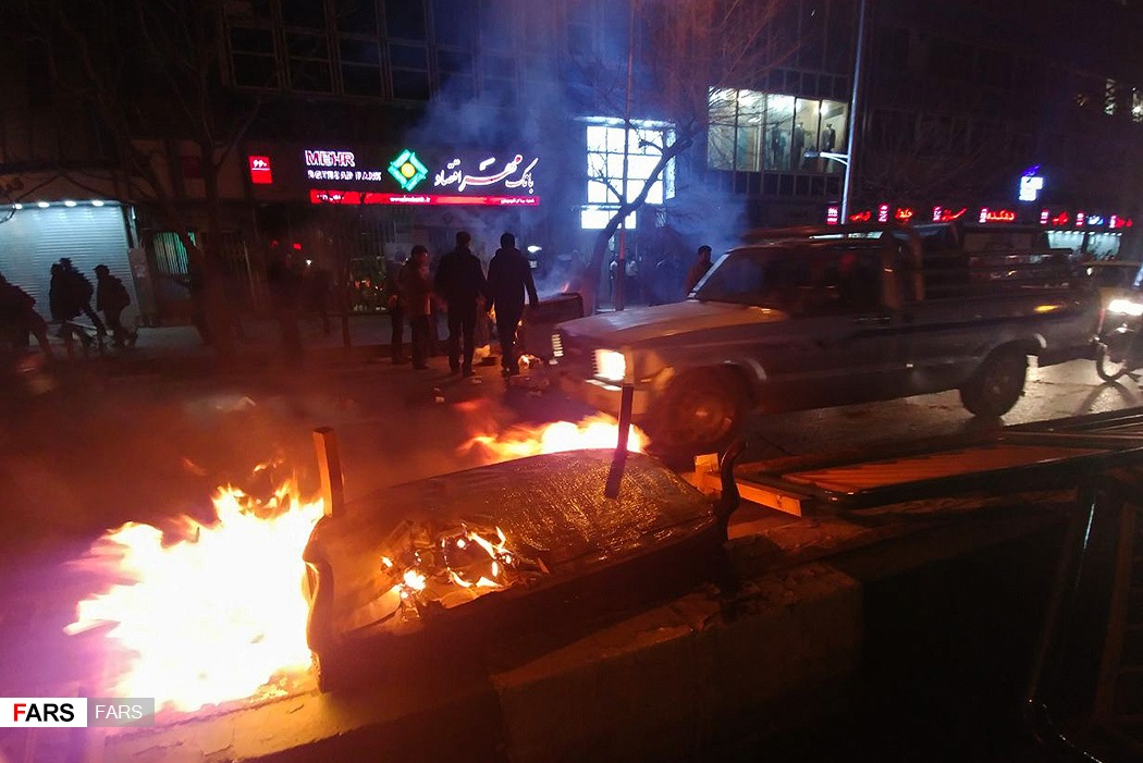 النيران تلتهم الطرق خلال مظاهرات إيران