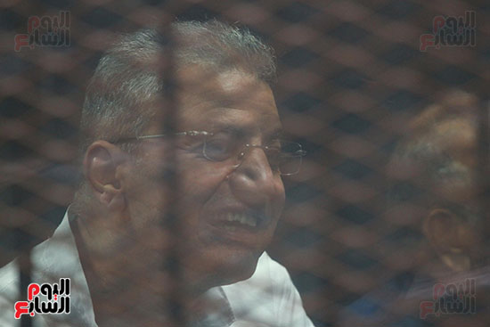 	المتهم عصام سلطان يبتسم خلال جلسة محاكمته فى قضية اهانة القضاء