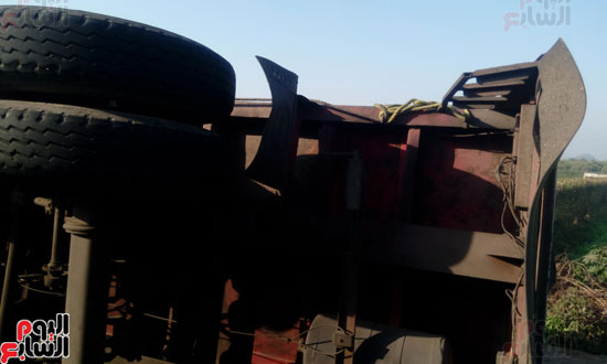 انقلاب-مقطورة-نقل-على-طريق-المنصورة-(4)
