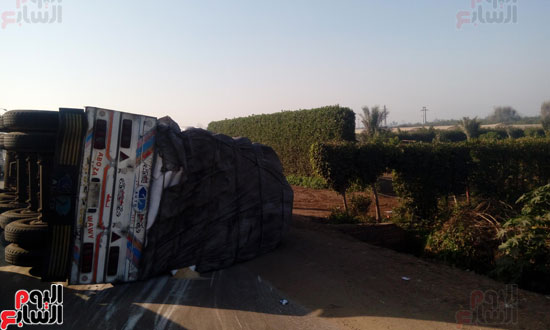 انقلاب-مقطورة-نقل-على-طريق-المنصورة-(2)