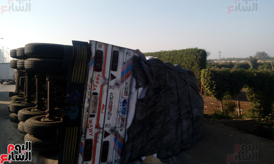 انقلاب-مقطورة-نقل-على-طريق-المنصورة-(3)