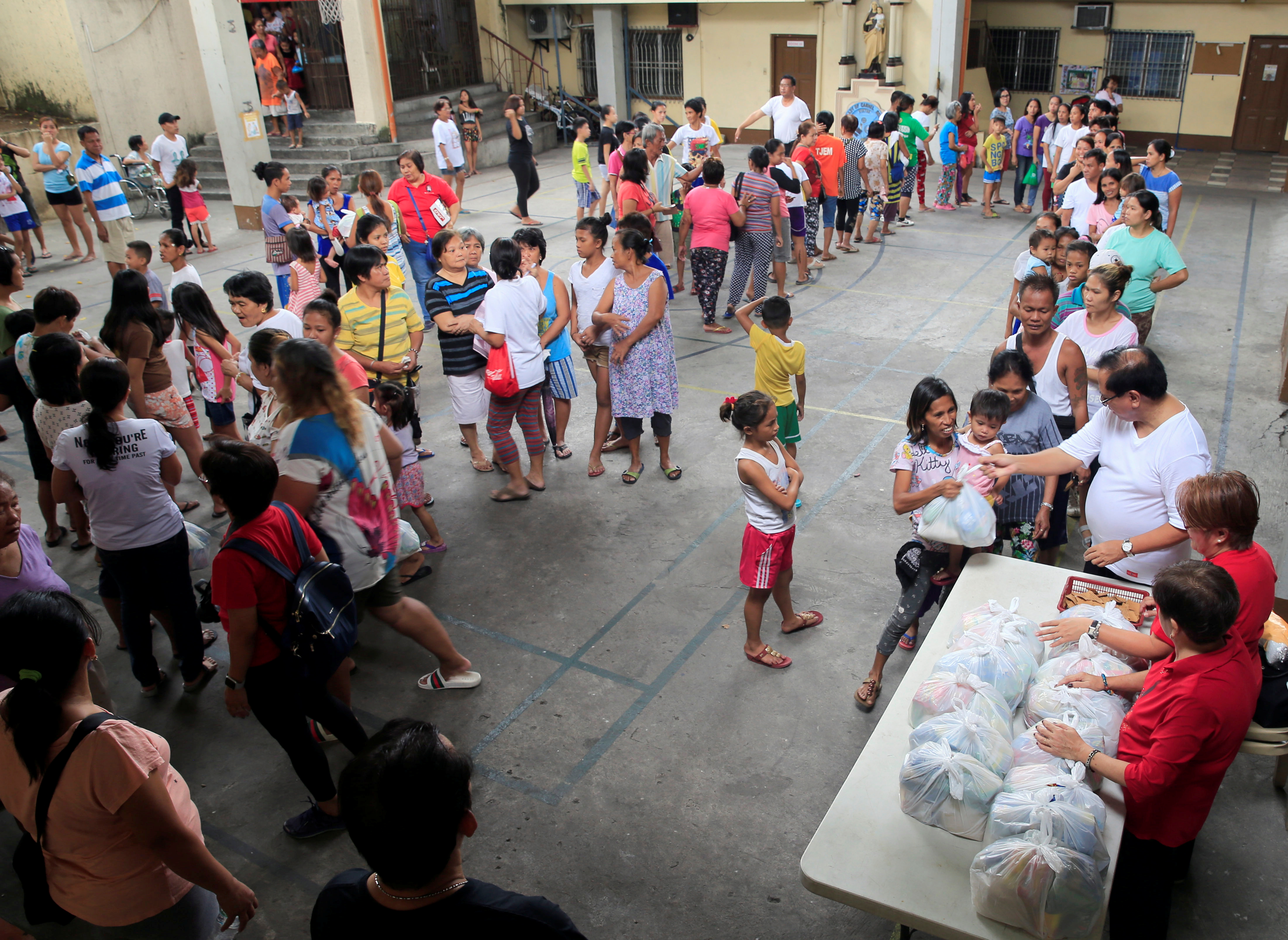 توزيع الهدايا فى الفلبين