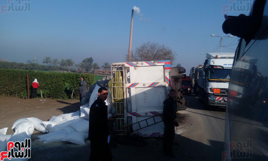 انقلاب-مقطورة-نقل-على-طريق-المنصورة-(5)