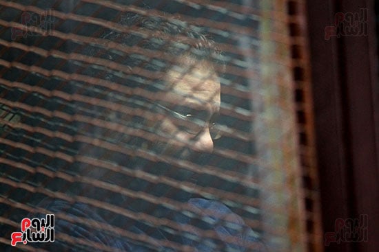 	المتهم علاء عبد الفتاح داخل قفص الاتهام يترقب قرار المحكمة