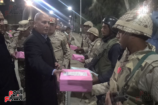 توزيع الهدايا على المجندين