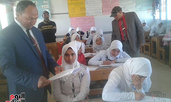  اثناء متابعة الطالبات فى الامتحان