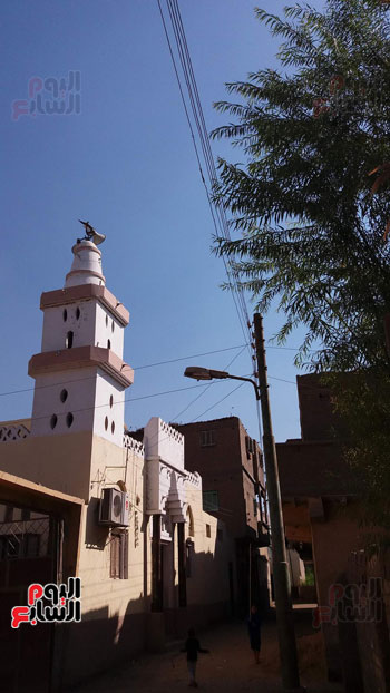 الأسلاك العارية أمام المساجد والمنازل بنجع القير