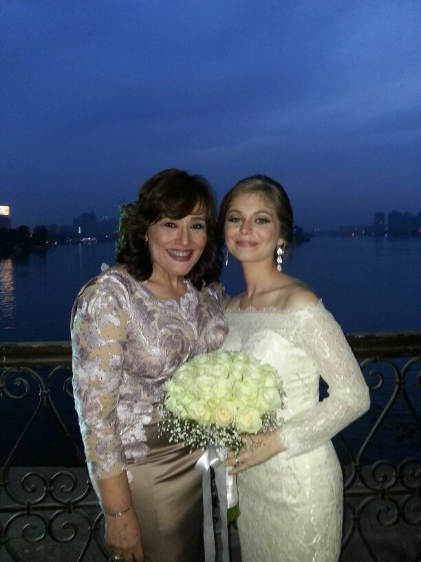 والدة العريس وإحدى صديقاتها