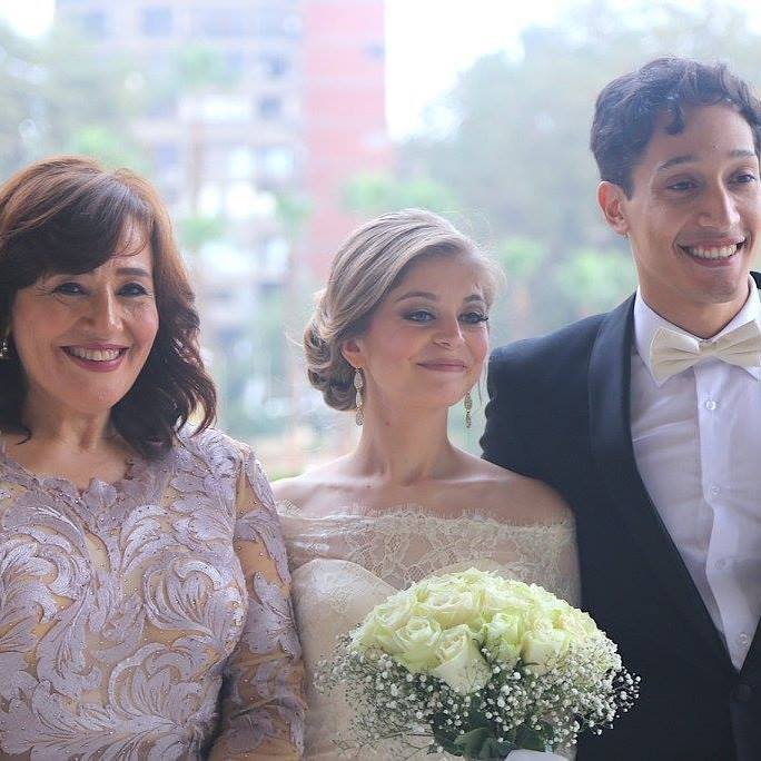 أحمد الحجار وعروسه مع والدته