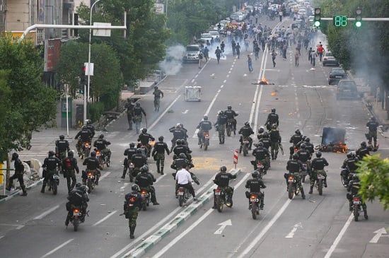 قوات الأمن فى مواجهة المتظاهرين فى 2009