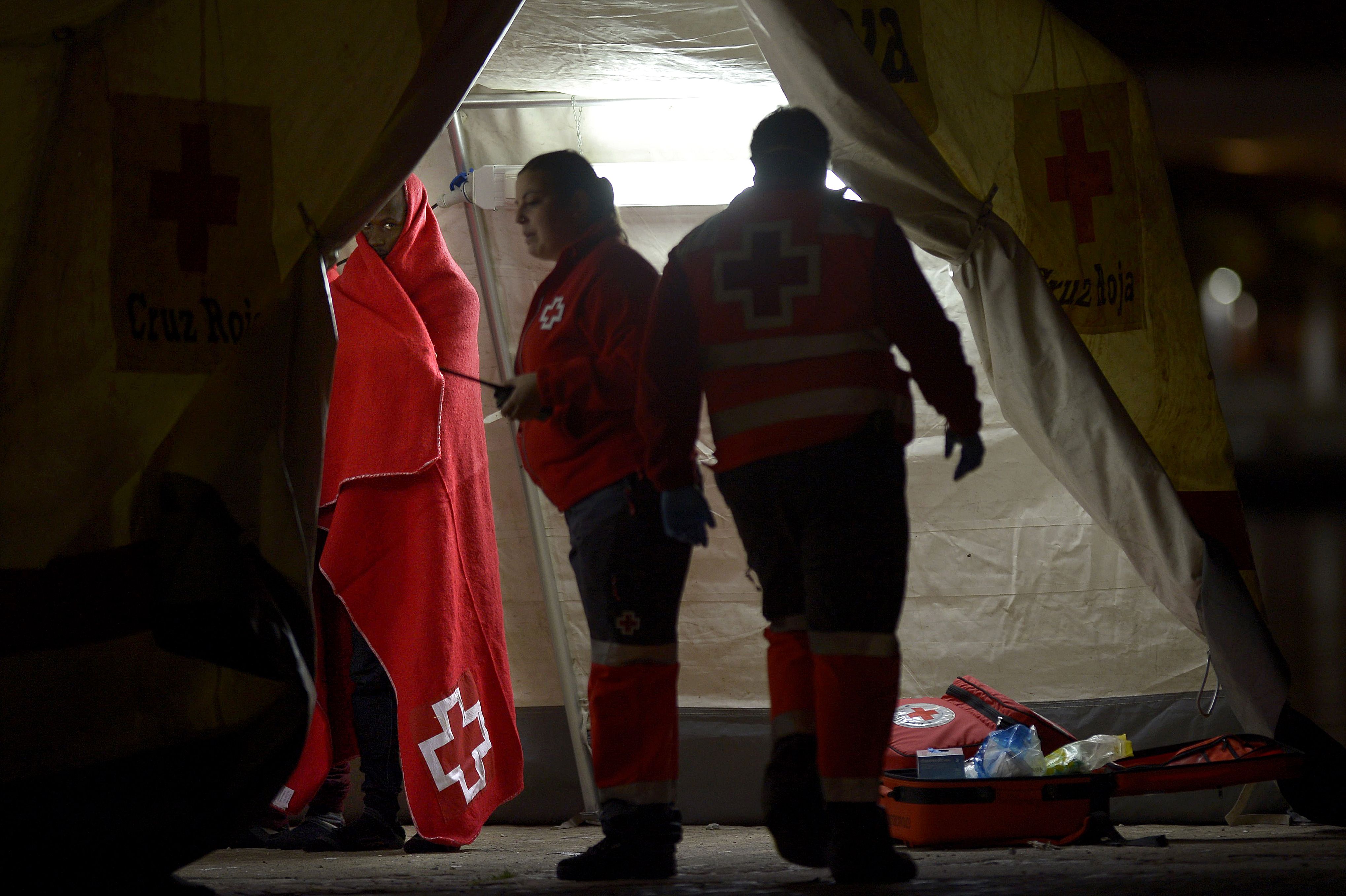 الهلال الأحمر يقدم الخدمة الطبية للمهاجرين