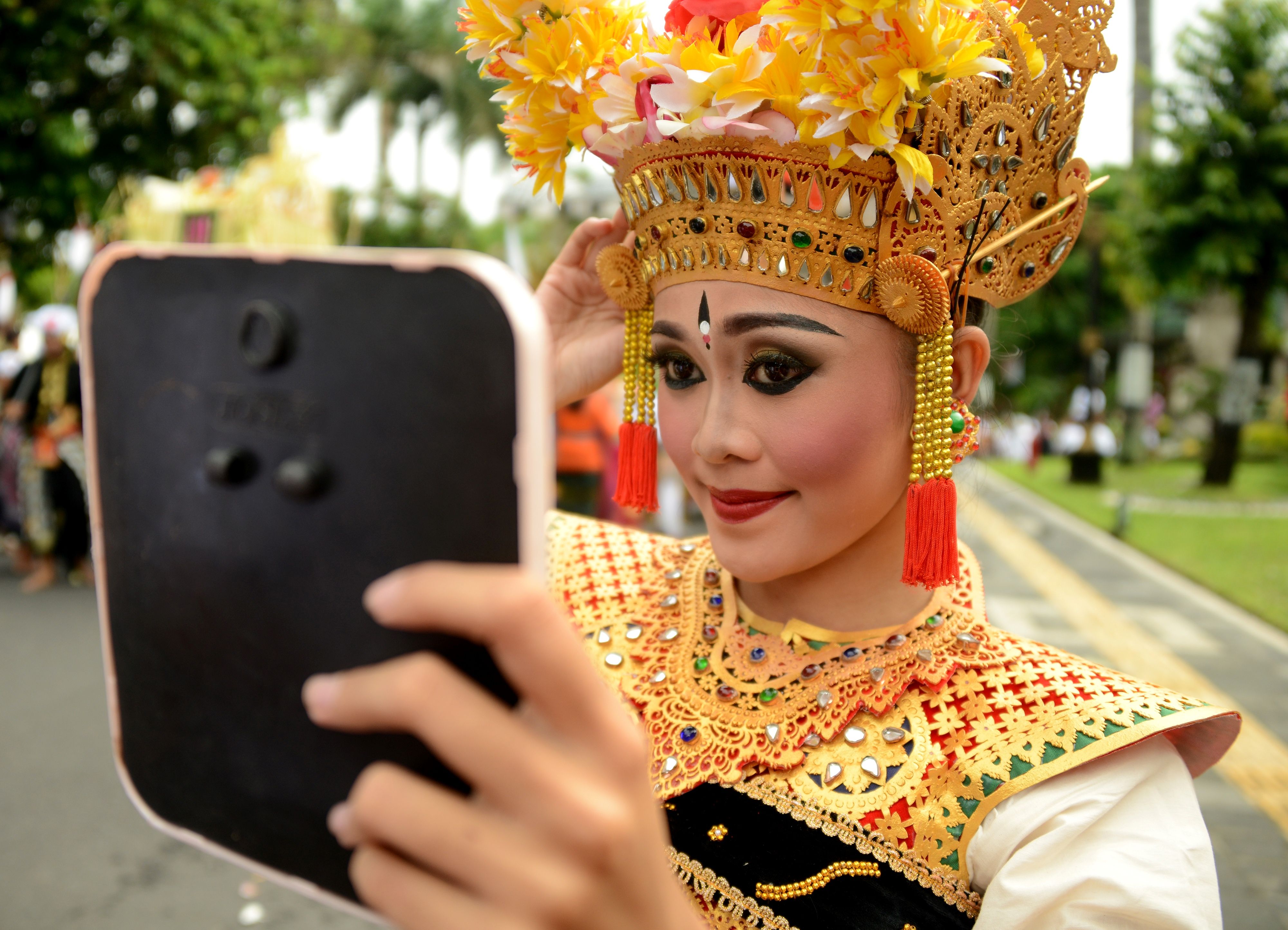 فتاة تتزين للمشاركة فى احتفالات العام الجديد بإندونيسيا