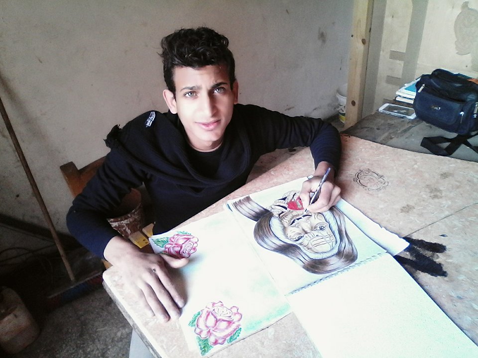 محمود أثناء رسم لوحاته