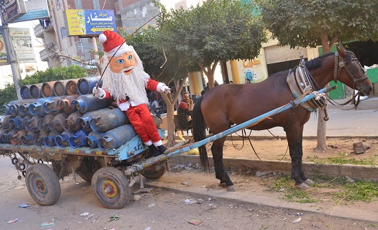 بابا نويل يبيع الأنابيب