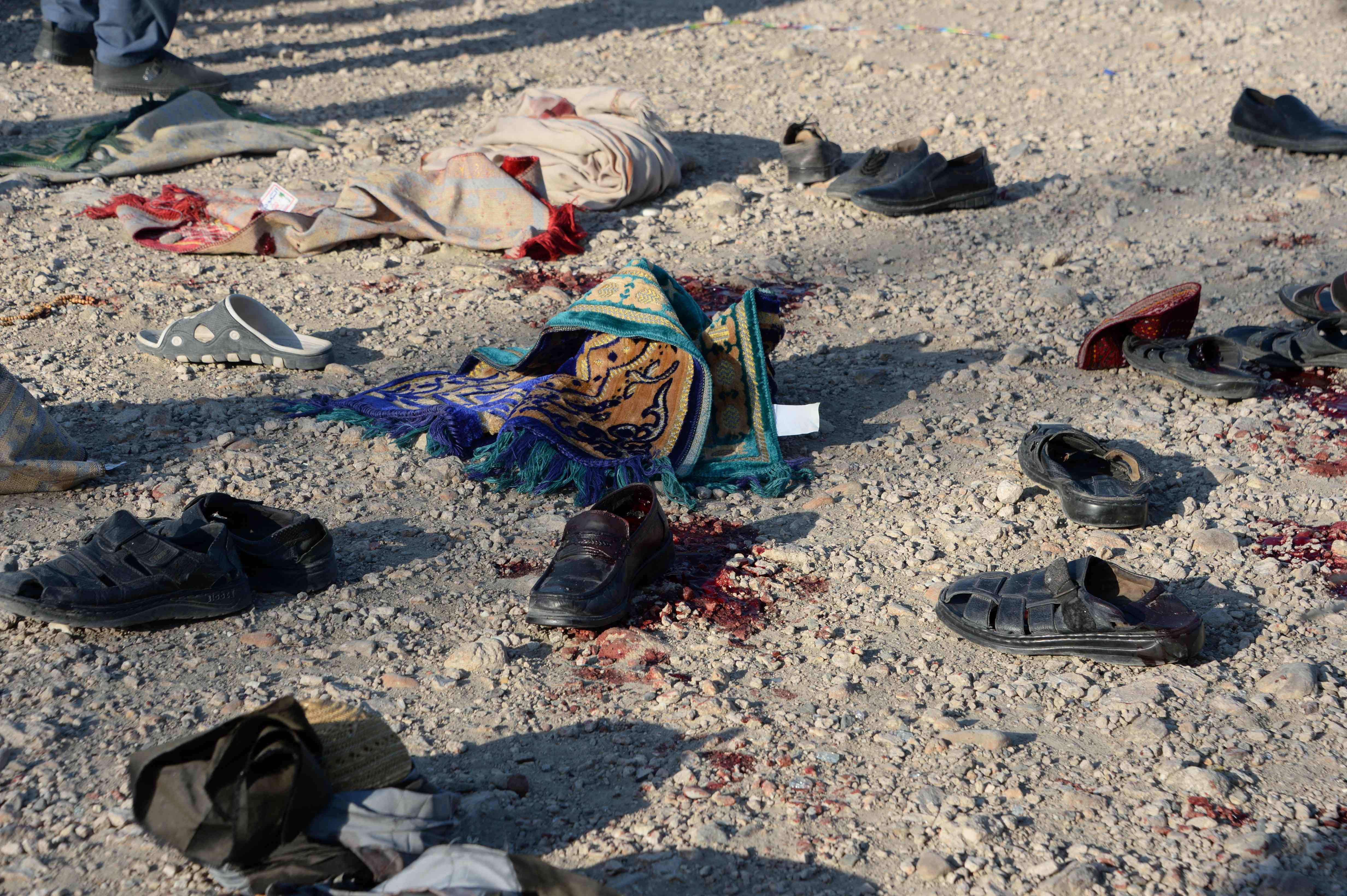 متعلقات ضحايا الهجوم الانتحارى فى أفغانستان