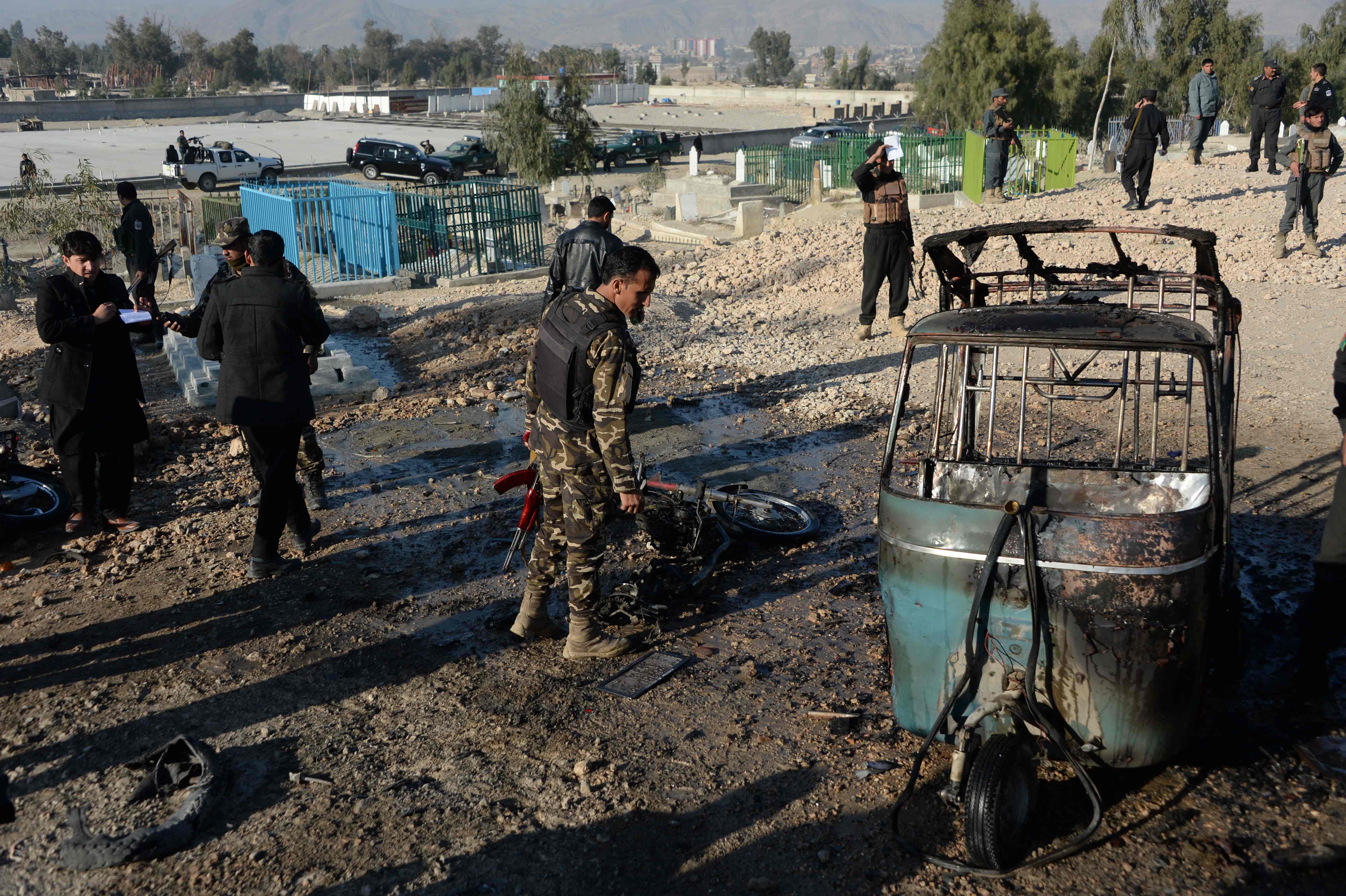 الشرطة الأفغانية فى موقع التفجير