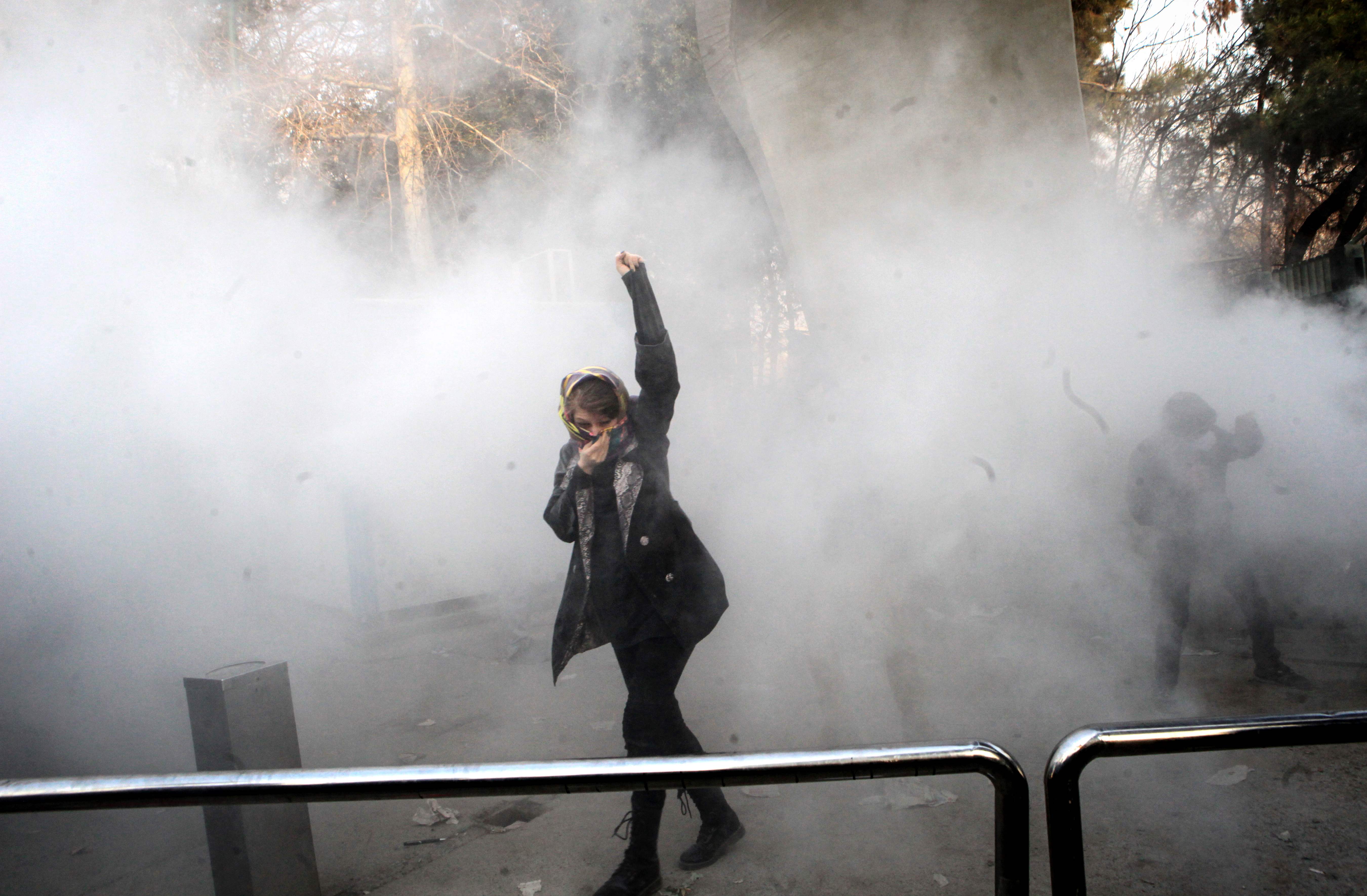 سيدة ايرانية تتحدى الغاز المسيل للدموع