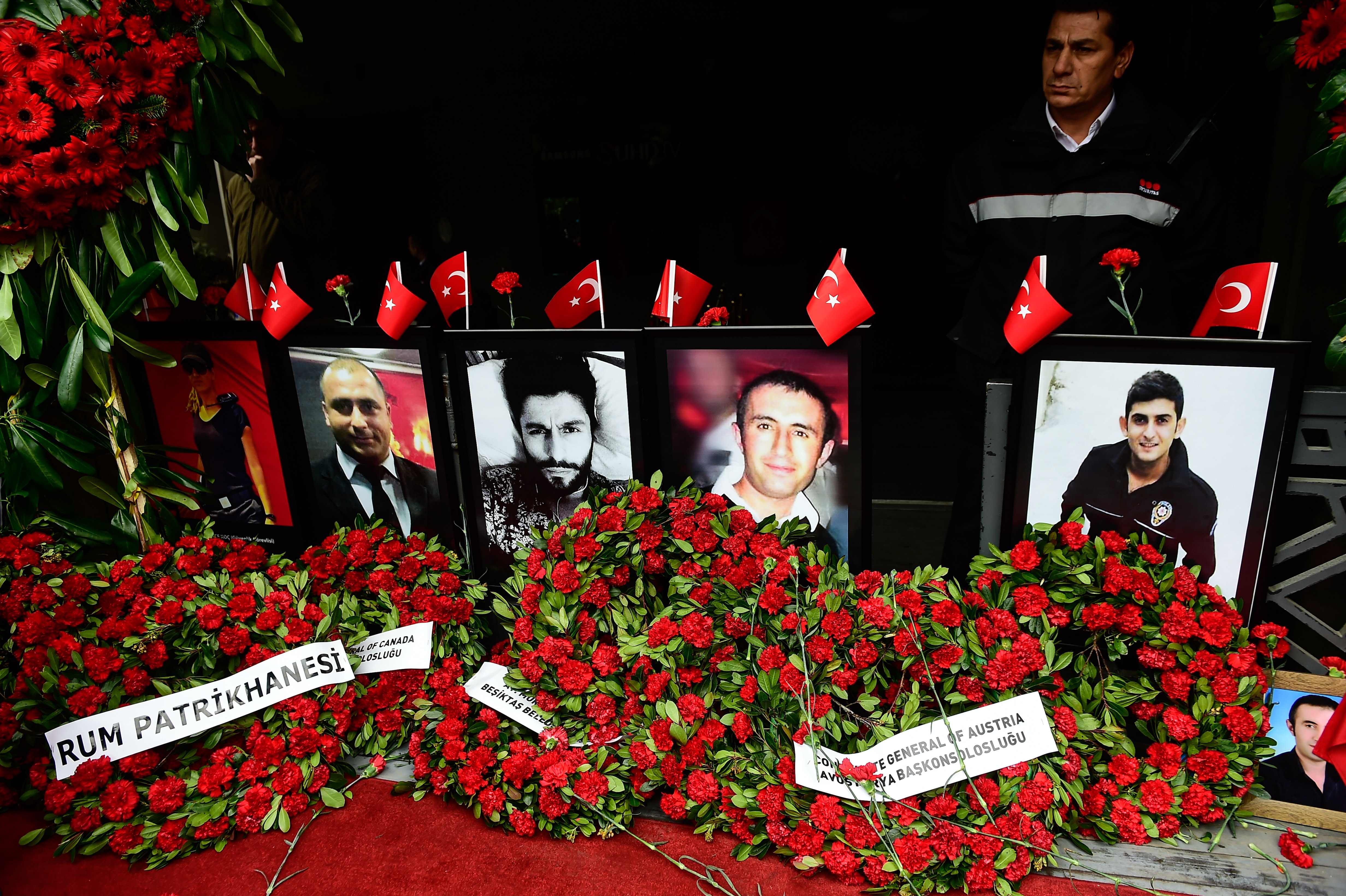 أكاليل الزهور أمام صور ضحايا هجوم اسطنبول