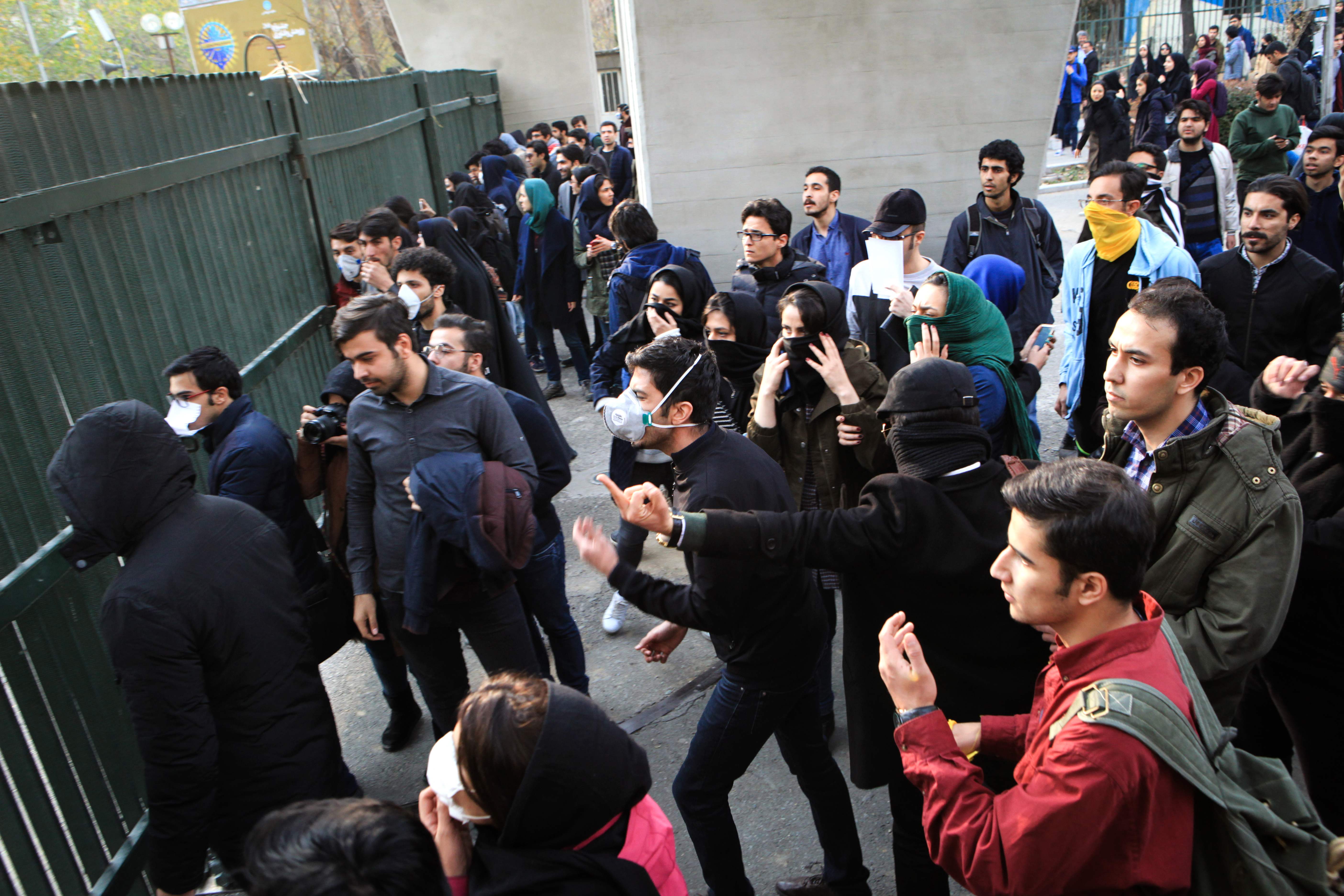 المتظاهرون يواجهون قوات الشرطة الايرانية