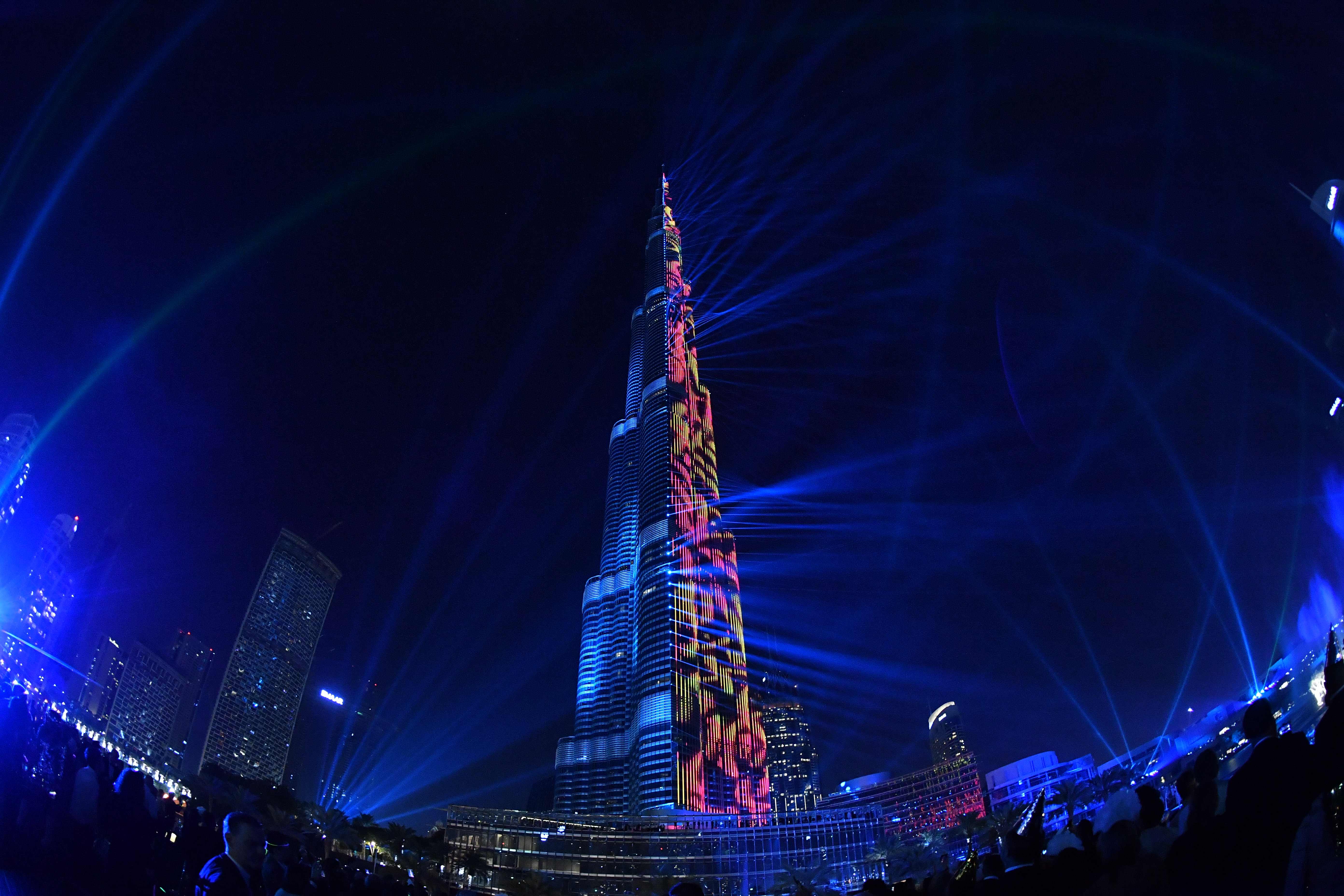 برج خليفة يتلألأ فى احتفالات رأس السنة