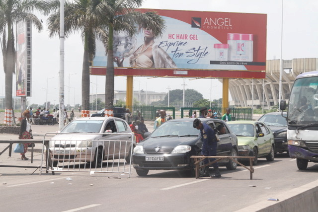 شرطة الكونغو توقف السيارات