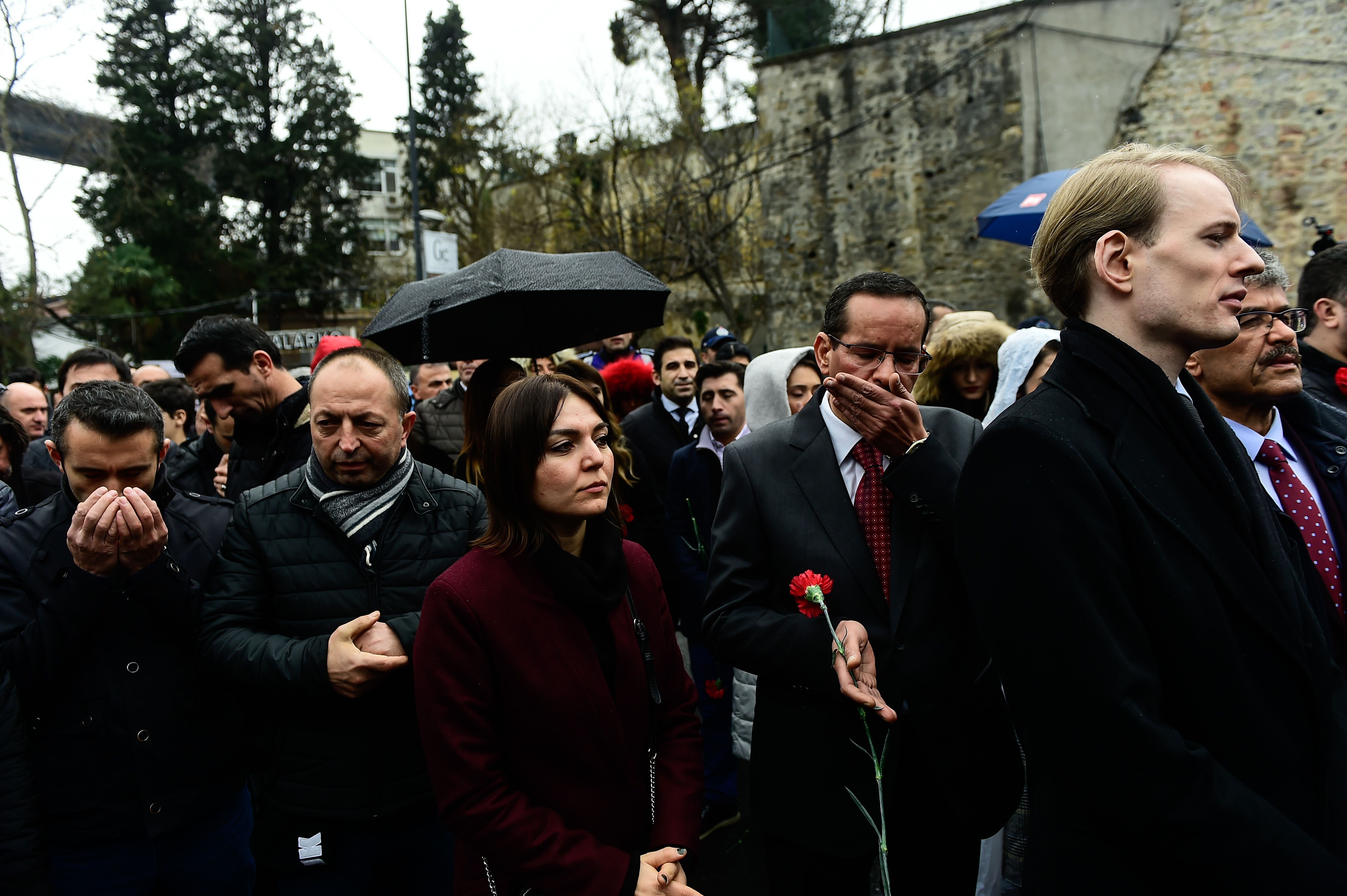 مئات الأتراك يحيون ذكرى ضحايا هجوم اسطنبول