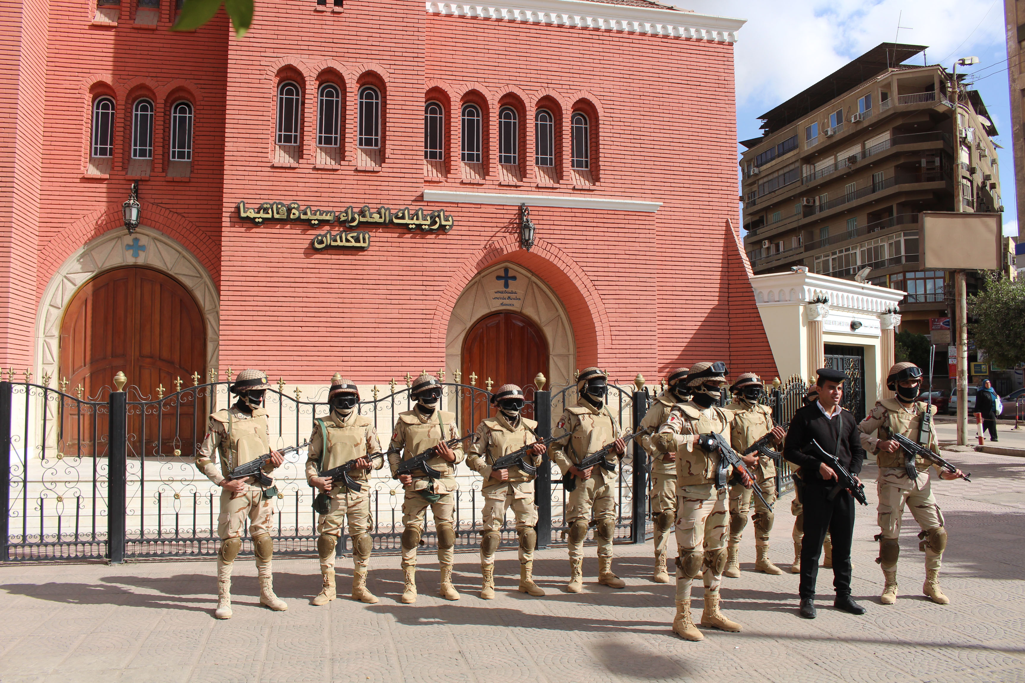 صور القوات المسلحة والشرطة يكثفان إجراءات تأمين دور العبادة خلال الاحتفالات (1)