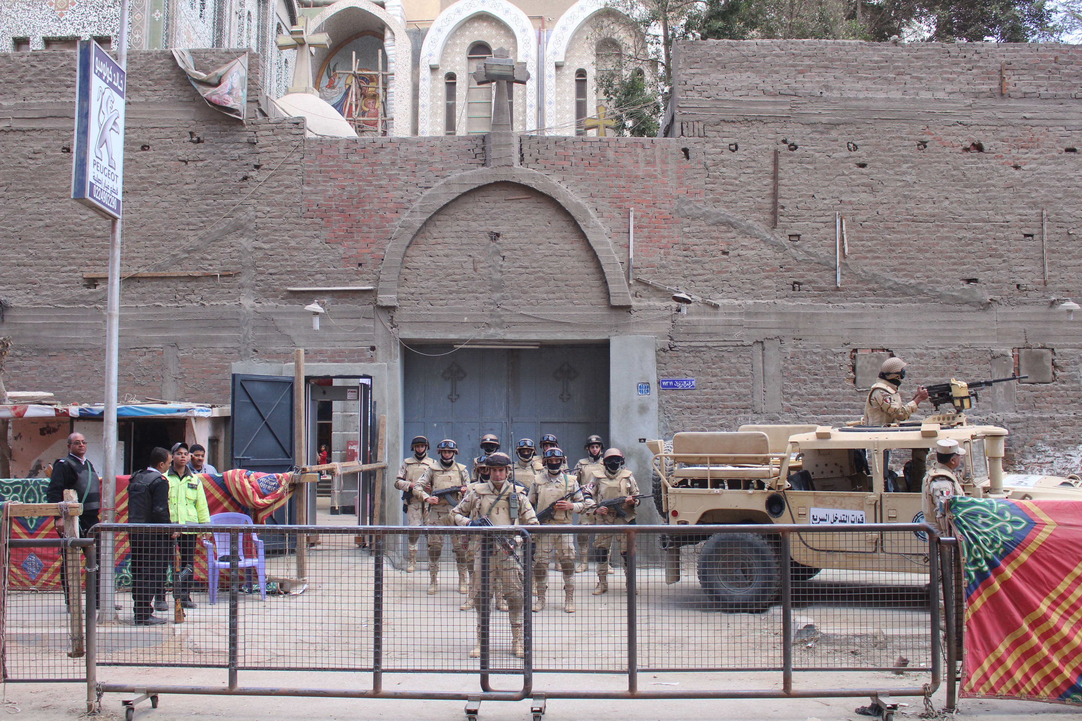صور القوات المسلحة والشرطة يكثفان إجراءات تأمين دور العبادة خلال الاحتفالات (4)