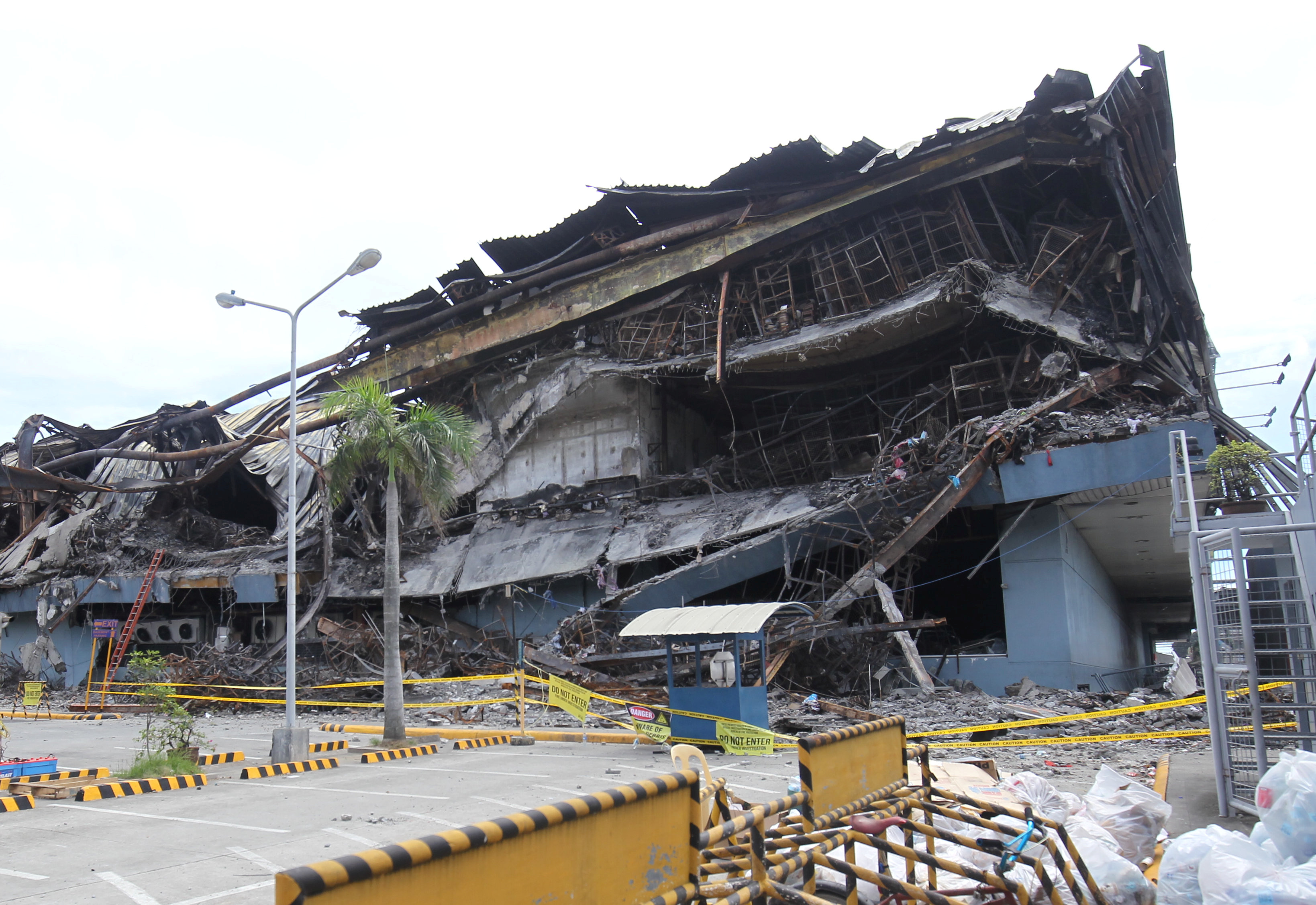 مركز للتسوق انهار نتيجة لحريق فى الفلبين