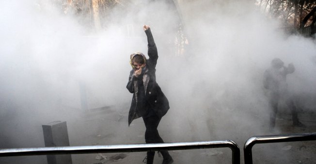 متظاهرة مناهضة للحكومة أمام جامعة طهران