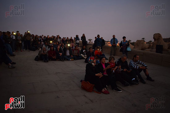  السياح المصريون والأجانب ينتظرون تعامد الشمس بالكرنك