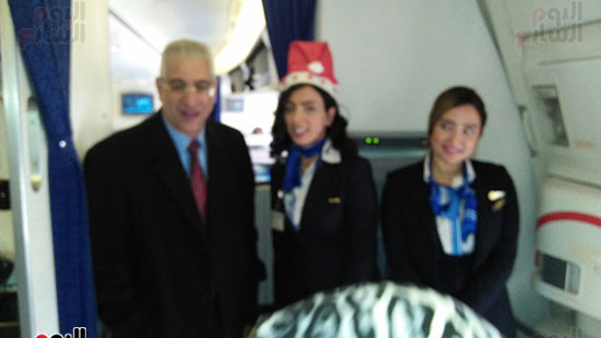 رئيس-مصر-للطيران-للخطوط-يشارك-الركاب-الاحتفال-بالعام-الجديد--(7)