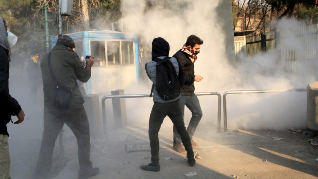 ايرانيون يفرون من الغاز المسيل للدموع في جامعة طهران