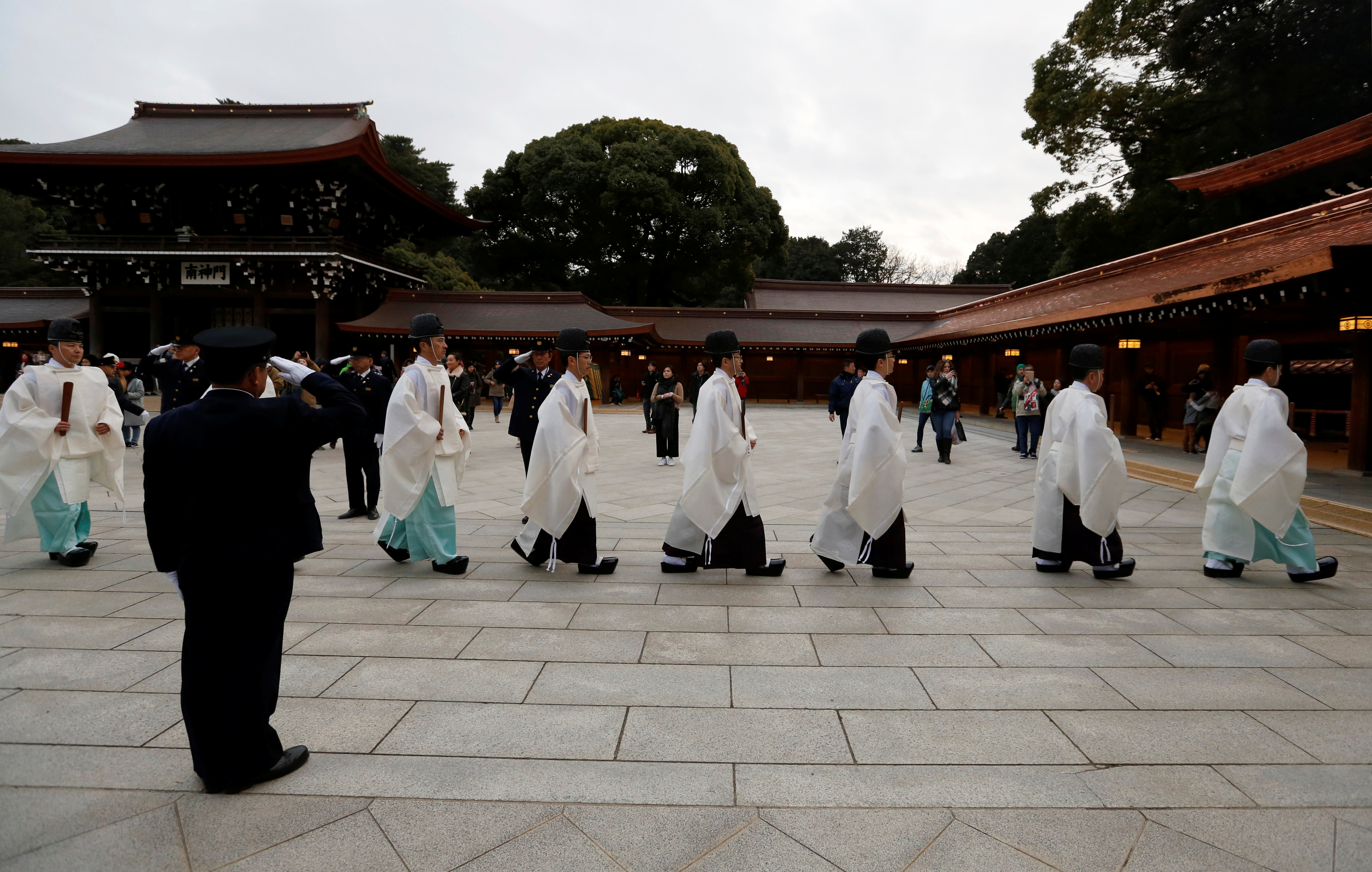 استعدادات كهنة الشنتو للاحتفال بالعام الجديد فى طوكيو
