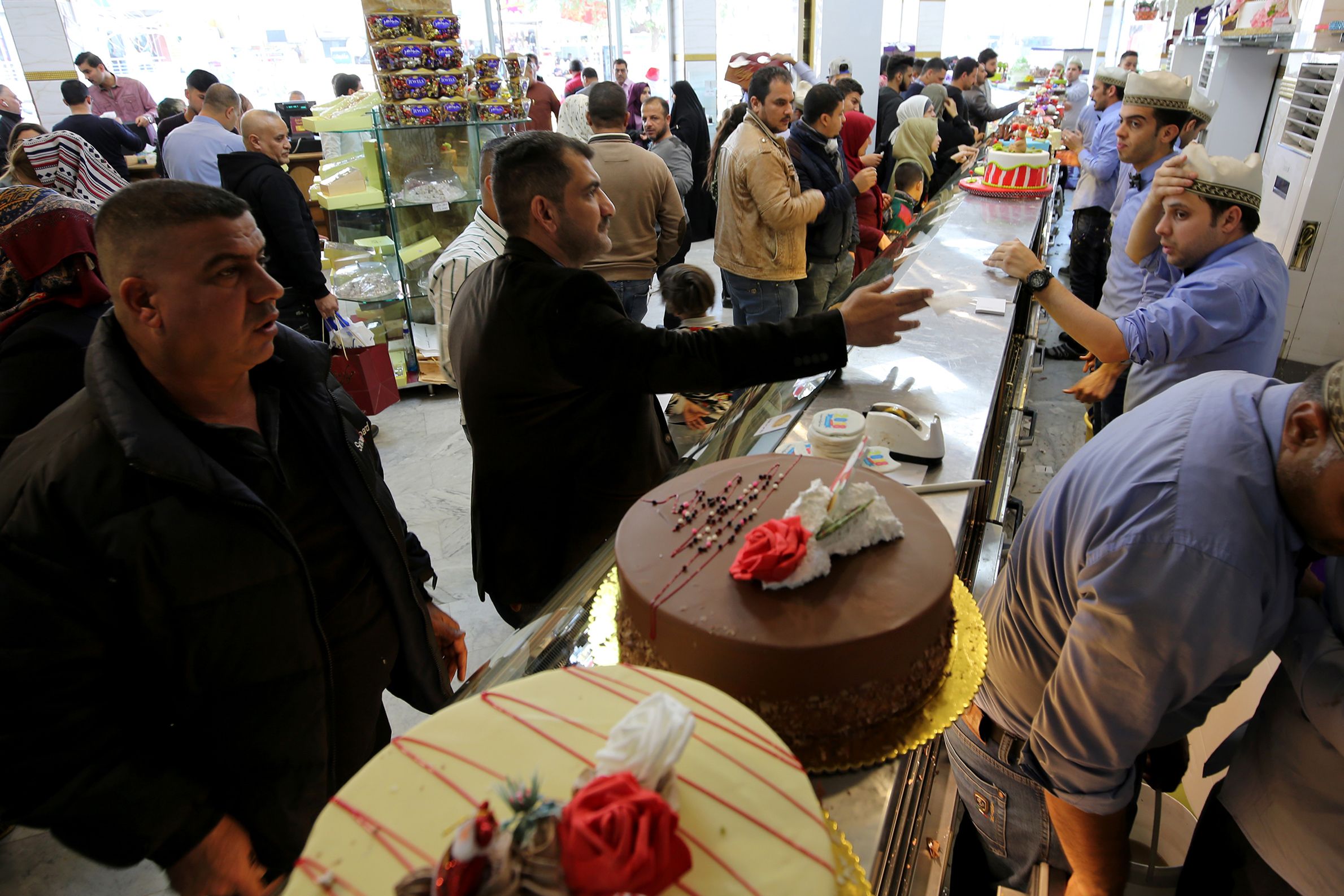 إقبال على محلات الحلوى فى العراق